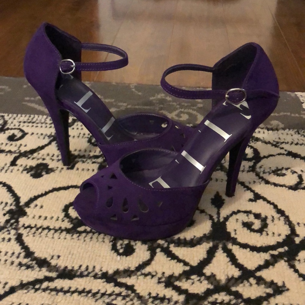 Peep toe pumps